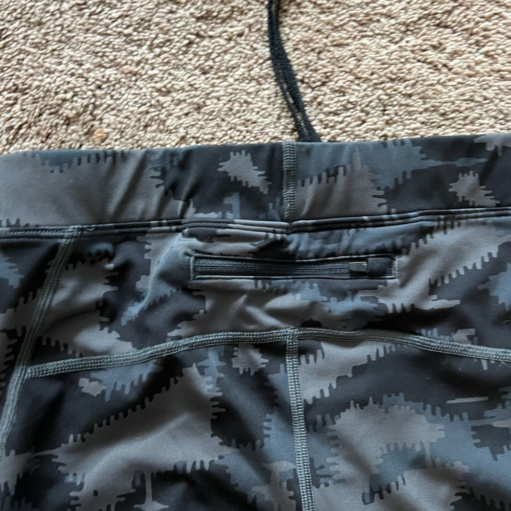 Under Armor Pattern Compression Leggings - image 4